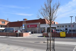 Sparkasse Vorderpfalz Ansicht auf den Haupteingang und den Parkplatz der Mutterstadter Filiale der Sparkasse Vorderpfalz