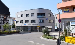 VR-Bank-Filiale Mutterstadt Ansicht auf die VR-Bank-Filiale Mutterstadt an der großen Kreutzung im Ortskern