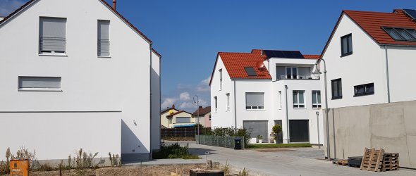 Ansicht auf Wohnhäuser im Neubaugebiet Ringstraße