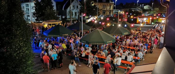 Abendliche Impression feiernder Menschen beim Mutterstadter Feuerwehrfest mit Livemusik