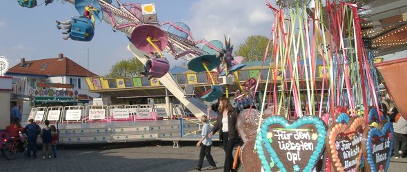 Fahrgeschäft und Süssigkeitenstand beim Ostermarkt auf dem Messplatz in Mutterstadt