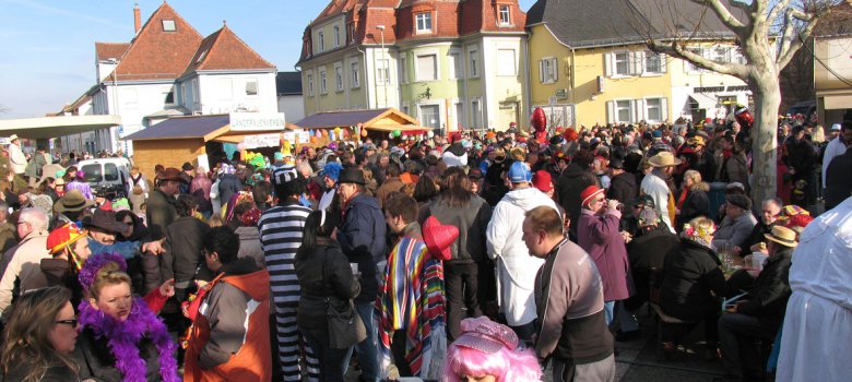 Feiernde Menschen bei der Straßenfasnacht in Mutterstadt auf dem Vorplatz der Neuen Pforte