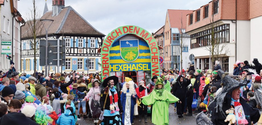 Feiernde Menschen und Wagenzug beim Fasnachtsumzug 2020 in den Straßen Mutterstadts