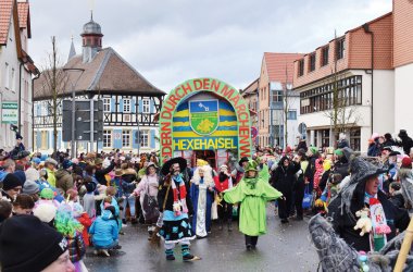 Feiernde Menschen und Wagenzug beim Fasnachtsumzug 2020 in den Straßen Mutterstadts