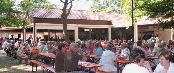 Feiernde Menschen auf dem Waldfest in der Mutterstadter Walderholungsstätte