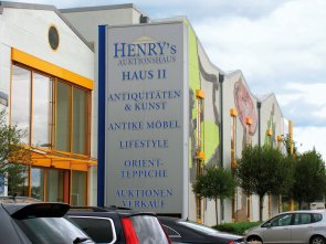 Blick auf eines der zahlreichen Gebäuden des Auktionshaus Henry's im Gewerbegebiet "Auf der Fohlenweide"