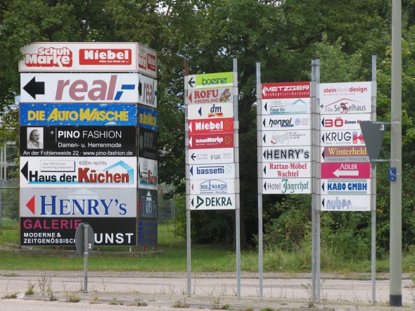 Blick auf Hinweisschilder ansässiger Betriebe im Gewerbegebiet "An der Fohlenweide"