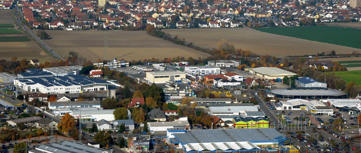 Luftaufnahme über das Mutterstadter Gewerbegebiet Fohlwenweide mit Orstansicht im Hintergrund
