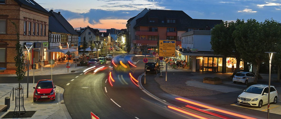 Eine Nachtaufnahme vom neu gestalteten und beleuchteten Ortskern