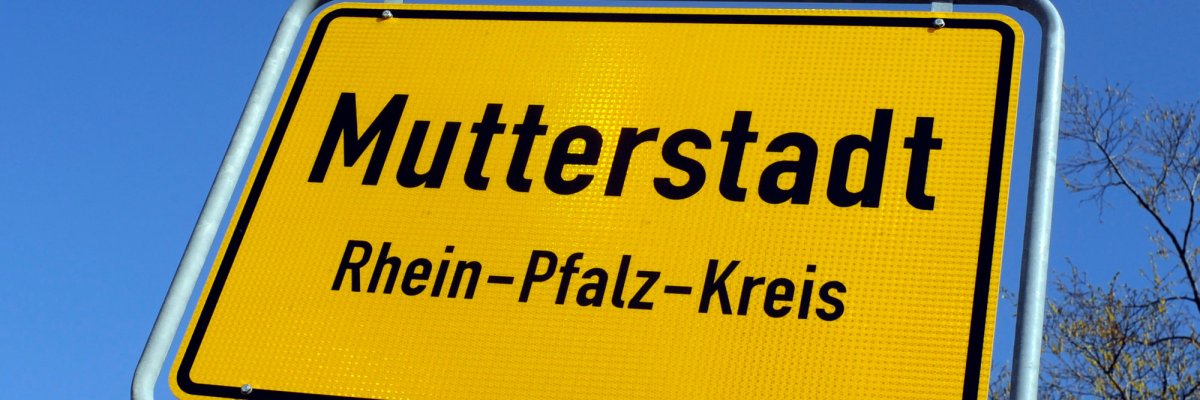 Orstschild von Mutterstadt Blick von schräg unten auf das Orstschild von Mutterstadt