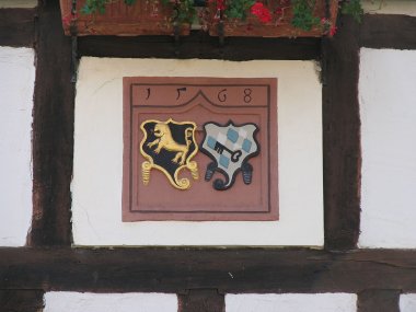 Abbildung des historischen Wappens von Mutterstadt, angebracht an der Stirnseite des Historischen Rathauses, Blick von der Oggersheimer Straße