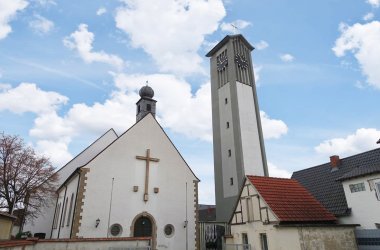 Blick auf denHaupteingang und den Glockenturm der katholischen Kirche aus der Rheingönheimer Straße