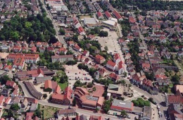 Bildmitte von unten nach oben: Historisches Rathaus, Neues Rathaus, Neue Pforte, Palatinum