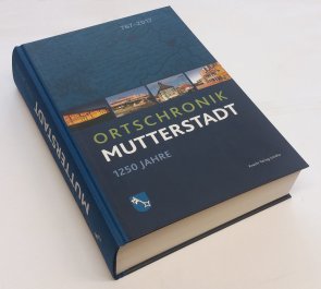 Blick auf die Mutterstadter Ortschronik aus dem Jahre 2017