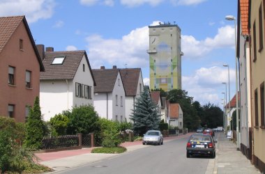 Blick auf den Wasserturm durch die Waldstraße