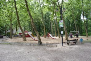 Spielplatz an der Walderholungsstätte Ansicht auf den Spielplatz an der Walderholungsstätte vom Eingangsbereich nach dem Waldparkplatz