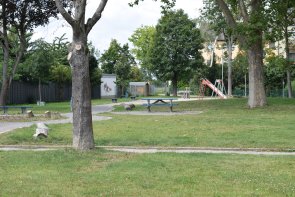 Spielplatz Lambrechter Straße Ansicht auf den Spielplatz am Ende der Lambrechter Straße