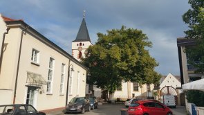 Protestantische Kirche Die protestantische Kirche in der Unteren Kirchstraße mit der Friedenslinde im Vordergrund