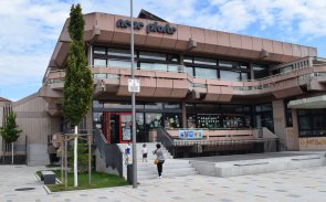 Gemeindebibliothek Mutterstadt Der Haupteingang der Gemeindebibliothek Mutterstadt. Ansicht über den neu gestalteten Vorplatz der Neuen Pforte