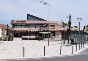 Neue Pforte Eine Frontansicht der Neuen Pforte über den neu gestalteten Vorplatz