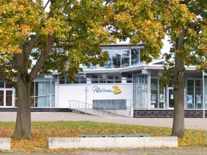 Palatinum Haupteingang Palatinum über den Vorplatz durch zwei Bäume gesehen