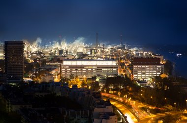 Ansicht über die BASF in Ludwigshafen bei Nacht