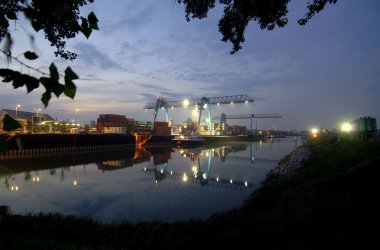 Eine Abbidung des Mannheier Container-Hafens bei Nacht