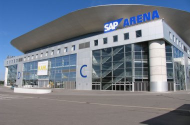 Eine Abbildung des Haupteingangs der SAP Arena in Mannheim