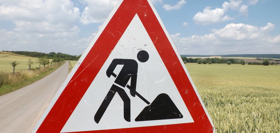 Ein Baustellenschild auf freiem Feld