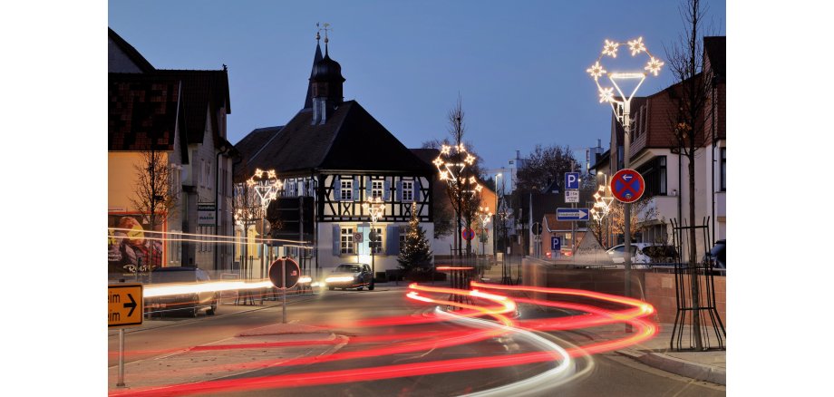 Weihnachtliche Stimmung im Mutterstadter Ortskern mit Blick auf das Historische Rathaus