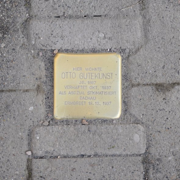 Stein in der Schulstraße Stolperstein in der Schulstraße