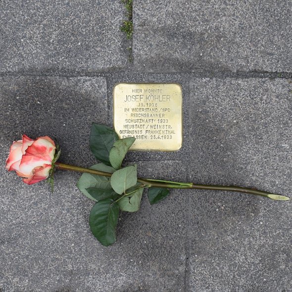 Stein in der Eckenerstraße 1 Stolperstein in der Eckenerstraße 1