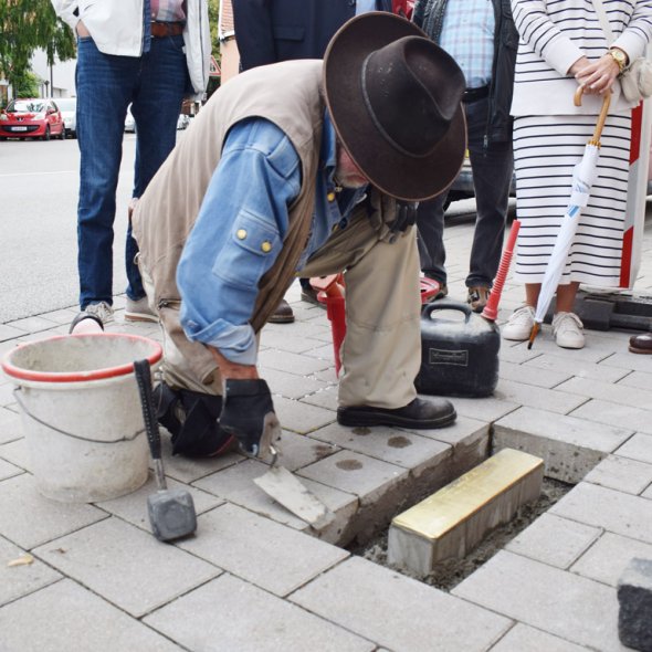 Demnig bei der Schwellenverlegung Gunter Demnig bei der Schwellenverlegung