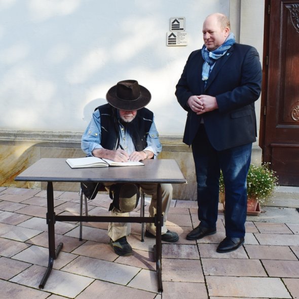 Eintrag ins Gästebuch Gunter Demnig trägt sich ins Gästebuch ein