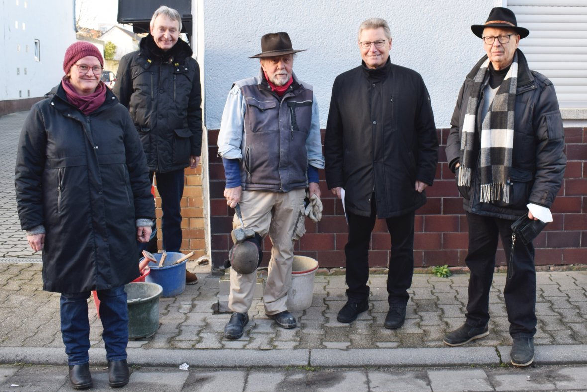 Ein Gruppenbild bei der Erstverlegung in der Friedensstraße