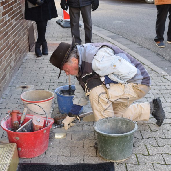 Gunter Demnig bei der Verlegung des Stolpersteins in der Lindenstraße