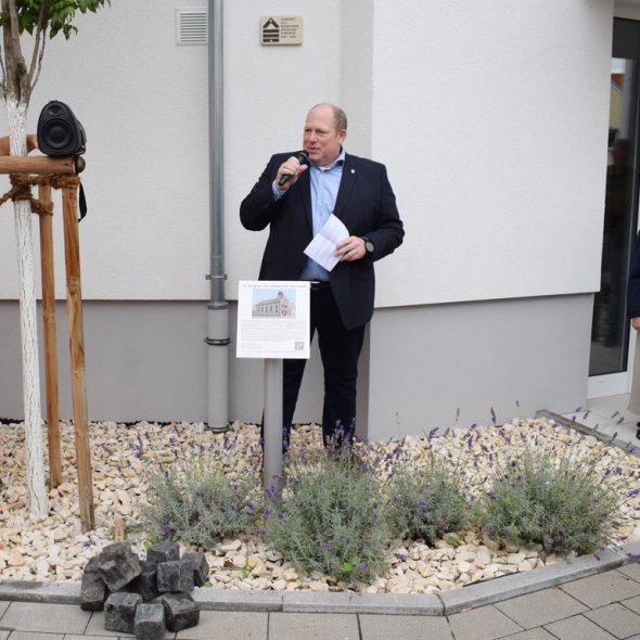 Begrüßung zur dritten Verlegung Begrüßung zur dritten Verlegung durch Bürgermeister Leva