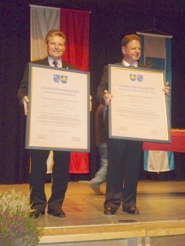 Die Bürgermeister der Partnergemeinden Mutterstadt und Naturns bei der Urkundenübergabe