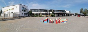 Grundschule Im Mandelgraben Ansicht der Grundschule Im Mandelgraben über den neu gestalteten Schulhof mit Blick auf die gemeinsame Mensa