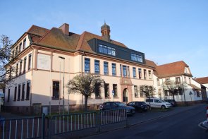 Pestalozzi Grundschule Frontansicht der Pestalozzi Grundschule in der Morgensonne