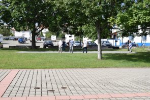 Boule Bahn Ansiocht auf spielende Menschen auf der Boule Bahn am Palatinum in der Bohligstraße