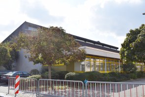 Turnhalle der Pestalozzischule Blick auf die Turnhalle der Pestalozzischule von der Fußgönheimer Straße