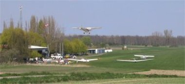 Ansicht des Segelflughafens in Dannstadt mit Flugbetrieb