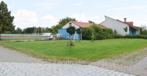 Sportpark Mutterstadt Teilansicht auf den Naturrasenplatz und Gebäude des Sportparks Mutterstadt