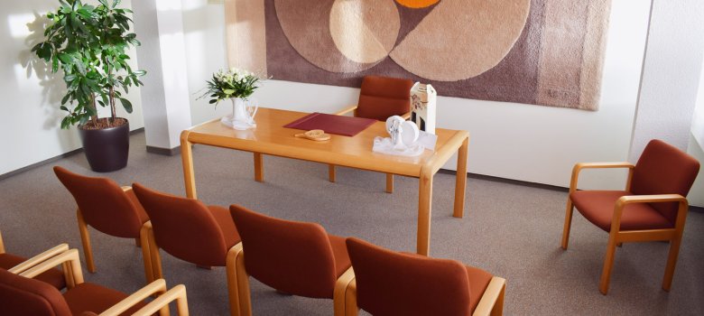 Trauzimmer Rathaus Ansicht auf den vorderen Teil des Trauzimmers mit Wandteppich im Rathaus