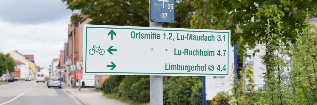 Schild des Fahrrad-Leitsystems Ansicht auf ein Schild des Fahrrad-Leitsystems am Ortseingang von Dannstadt kommend