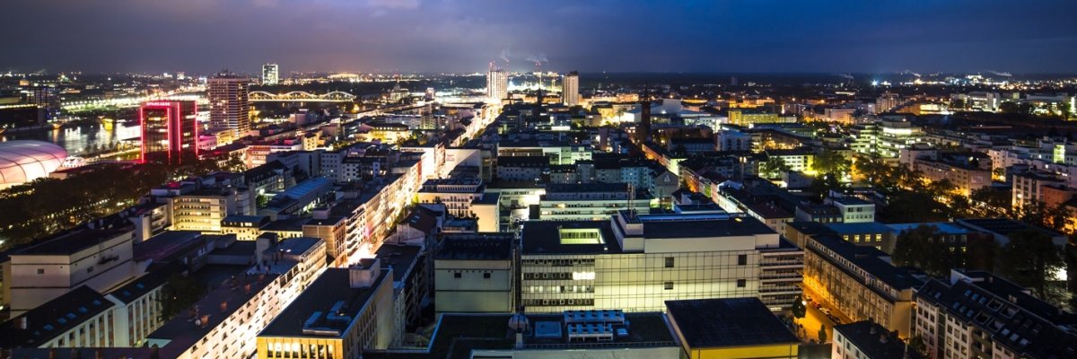 Nachtbild über die Stadt Ludwigshafen und der BASF