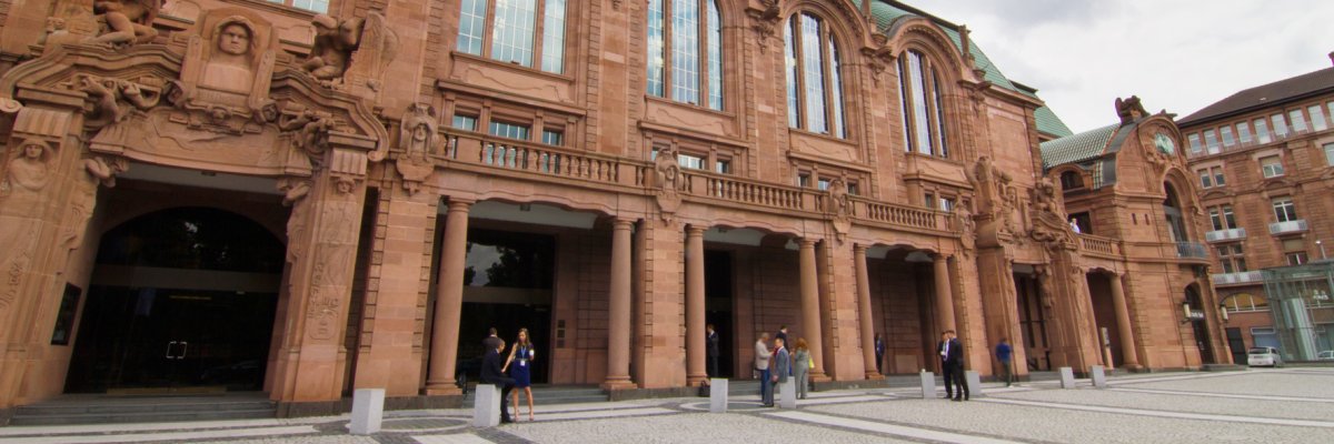 Abbildung Haupteingangs des Veranstaltungs-und Tagungsgebäudes Rosengarten in Mannheim