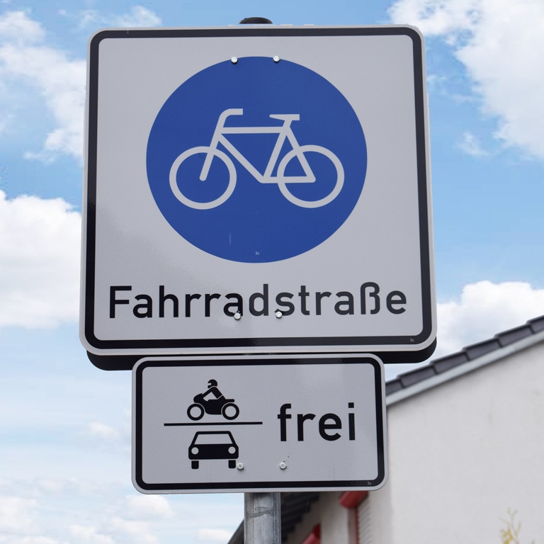 Ein Verkehrsschild zur Kennzeichnung einer  Fahrradstraße